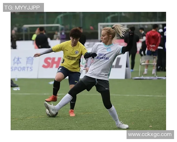 当足球巨星邂逅绝世美女赛场内外的激情与魅力碰撞 当足球巨星邂逅绝世美女赛场内外的激情与魅力碰撞