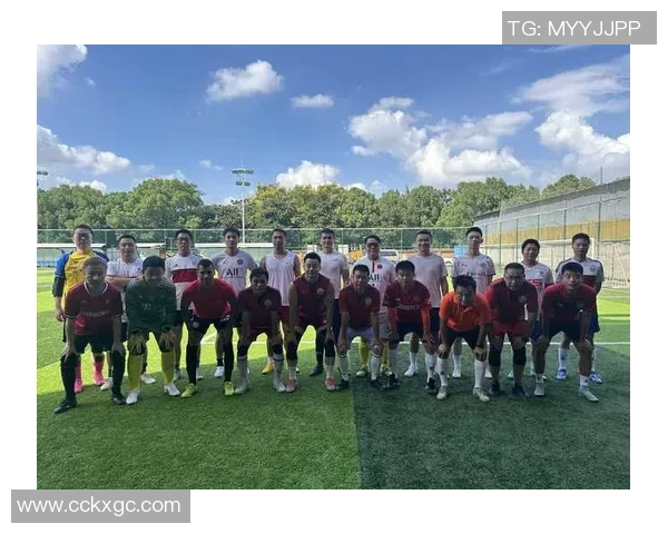 球场上的对话瞬间 足球明星们的真实交流与默契展现 球场上的对话瞬间 足球明星们的真实交流与默契展现