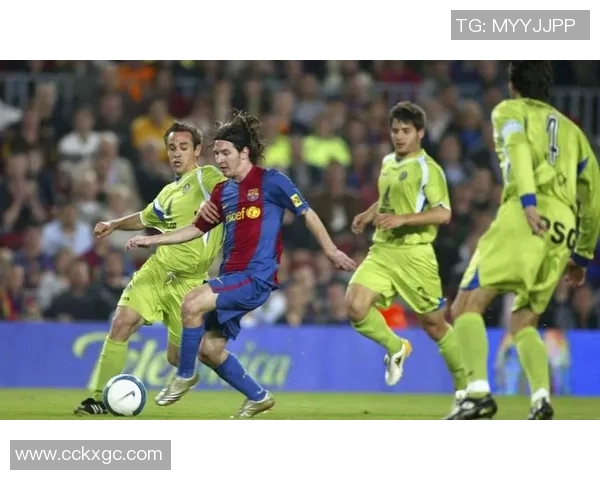 各大足球巨星技术特点与成就对比分析 谁是当今足坛真正的王者